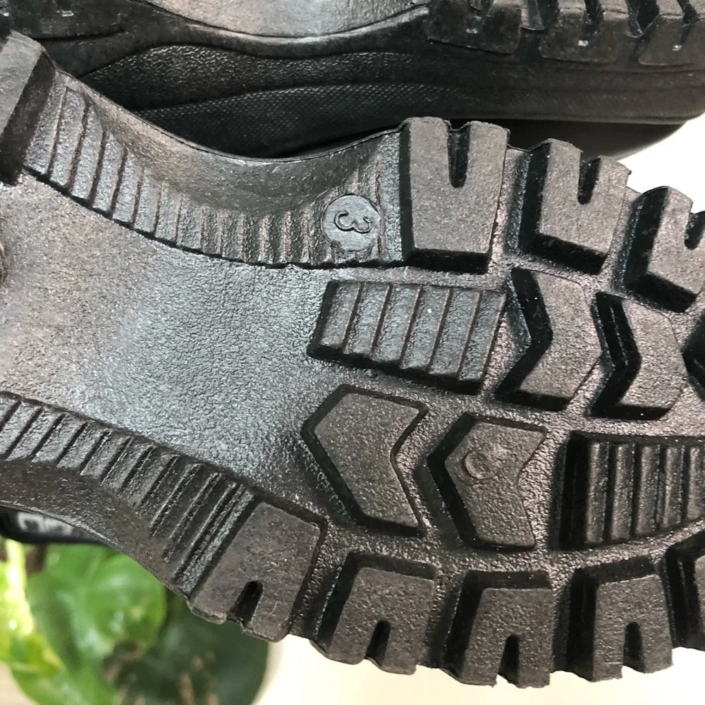 Black snow boots